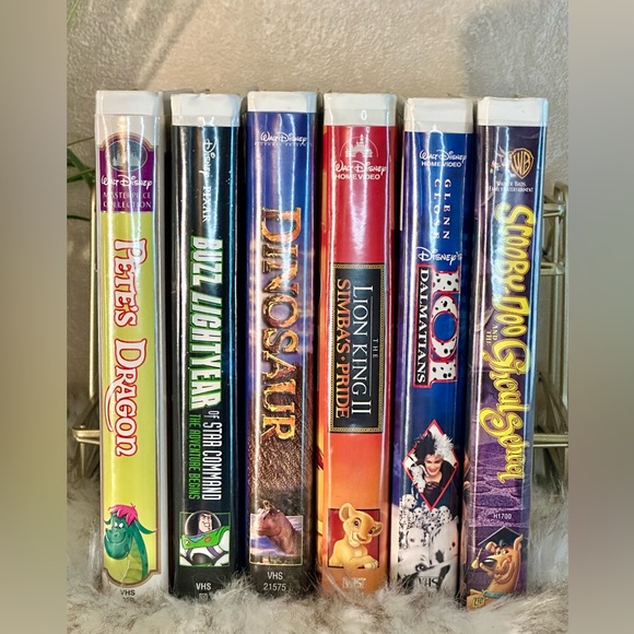 Disney/Warner Bro Classics VHS Bundle 3: Lion King, Petes Dragon, Buzz Lightyear - Picture 3 of 5